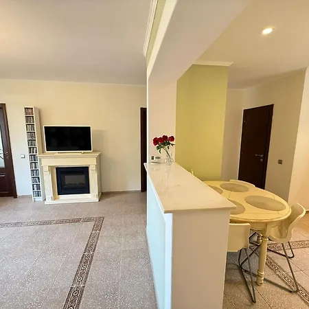Heritage Loft Two Bedrooms Two Baths And Free Parking *