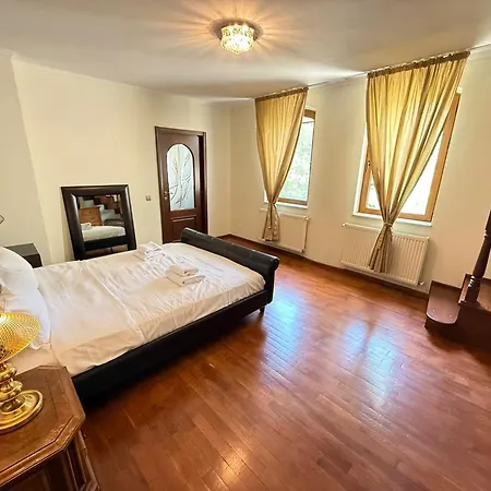 Апартаменти Heritage Loft Two Bedrooms Two Baths And Free Parking